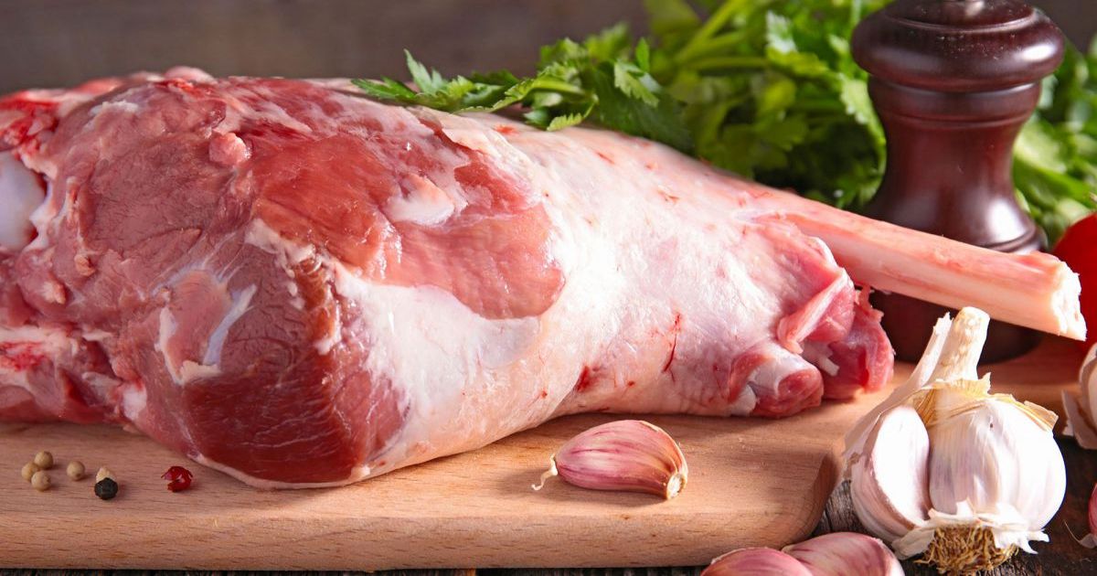 Românii cumpără în rate carne de miel