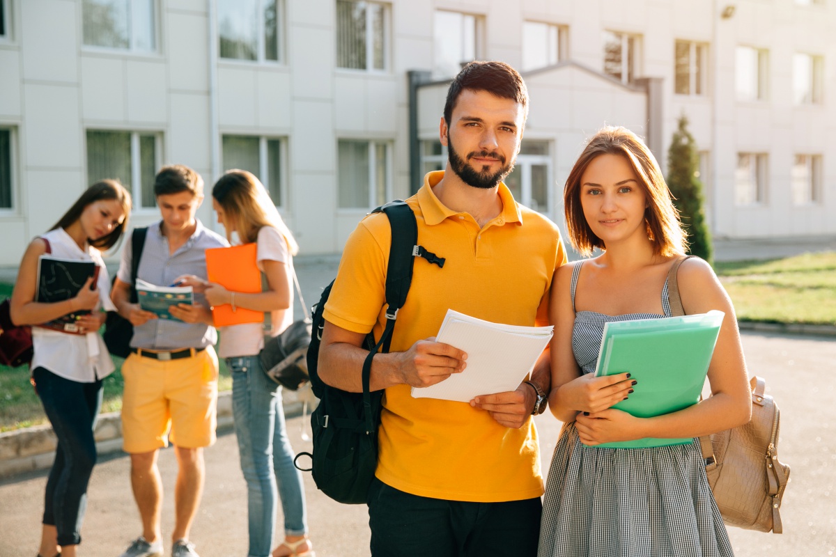 Sondaj despre „Viaţa studenţilor în pandemie”. Peste 30% din studenții din România vor să emigreze