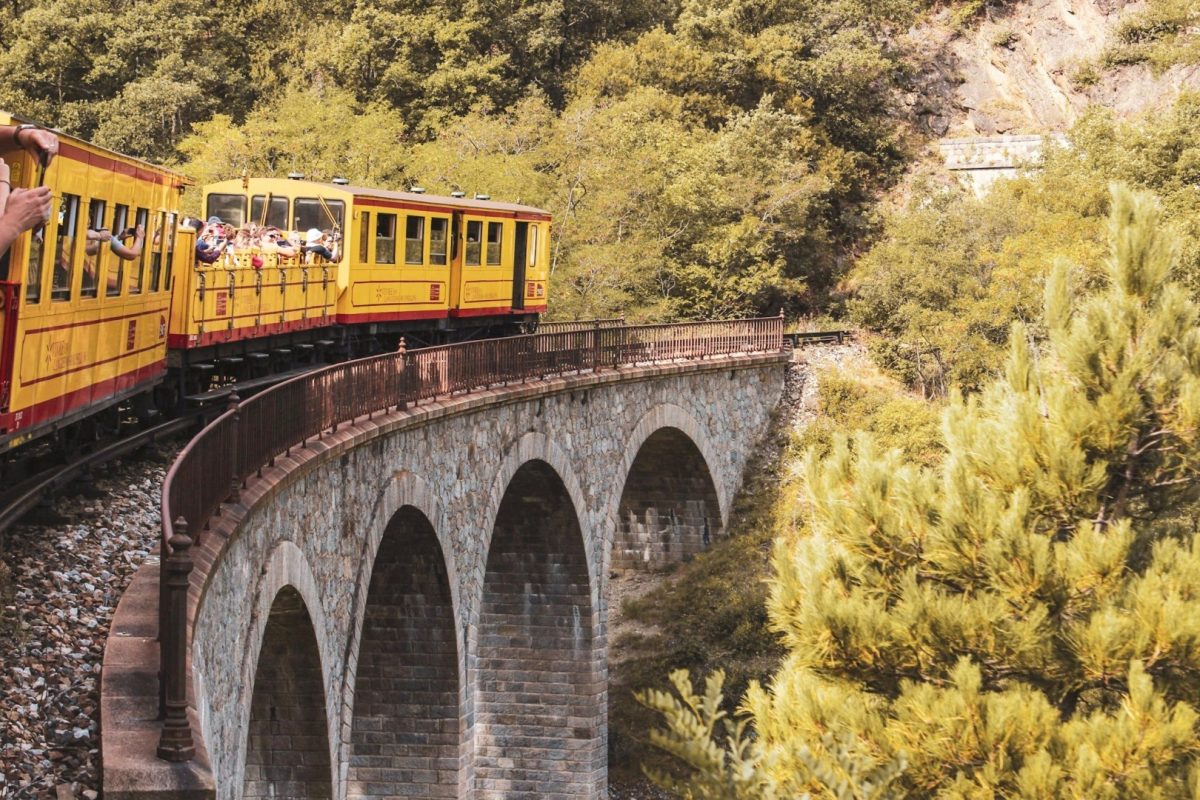 Tinerii de 18 ani pot călători gratuit cu trenul în Europa timp de o lună. Până când se pot face înscrierile