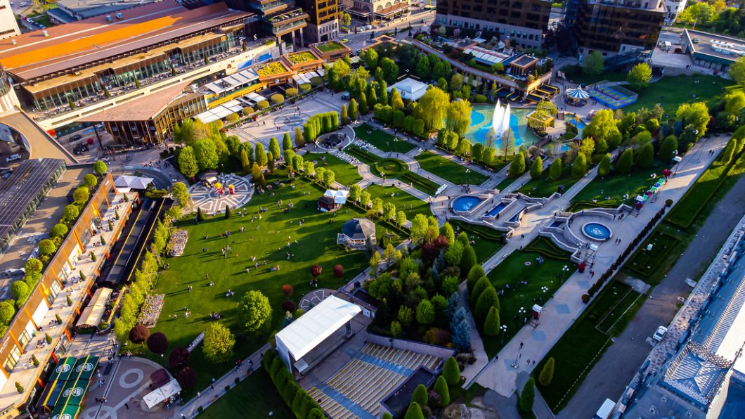 Retromobil Club România expune în parcul Palas 30 de mașini de colecție: Rolls Royce Silver Shadow, Ford Mustang, Jaguar E Type și multe altele