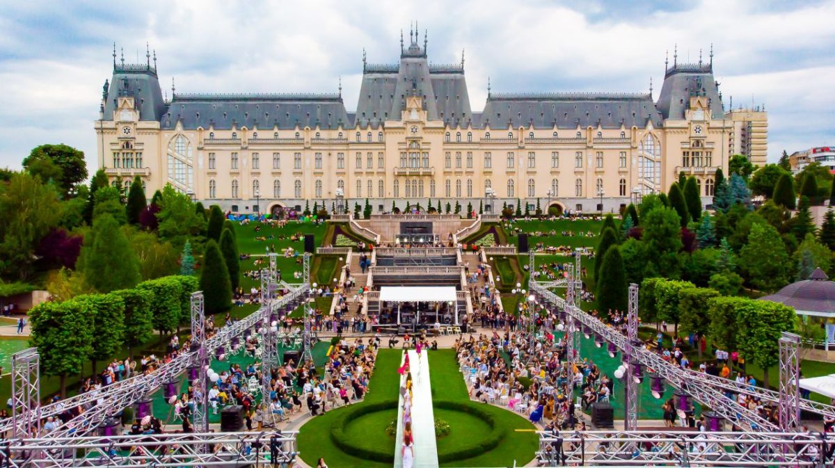 Romanian Fashion Week începe, în acest weekend, în parcul Palas:  Peste 100 de designeri, 40 de show-uri de modă, un catwalk impozant