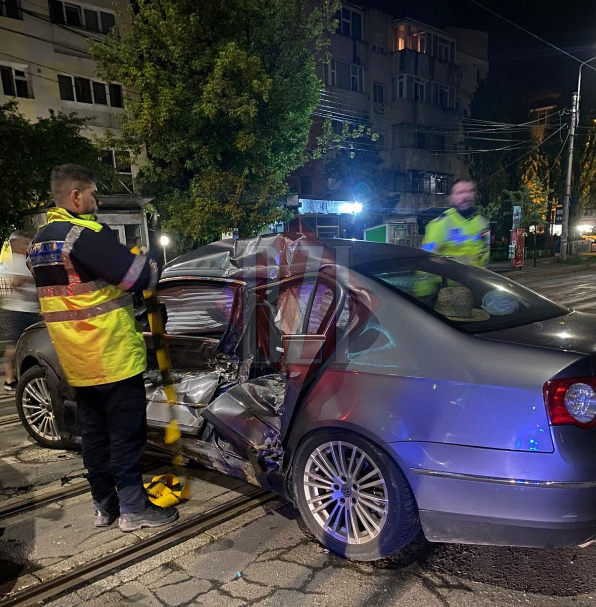 Accident rutier grav azi noapte la Iași. Un tramvai a intrat în plin într-un autoturism! Două persoane au fost rănite grav – EXCLUSIV/FOTO