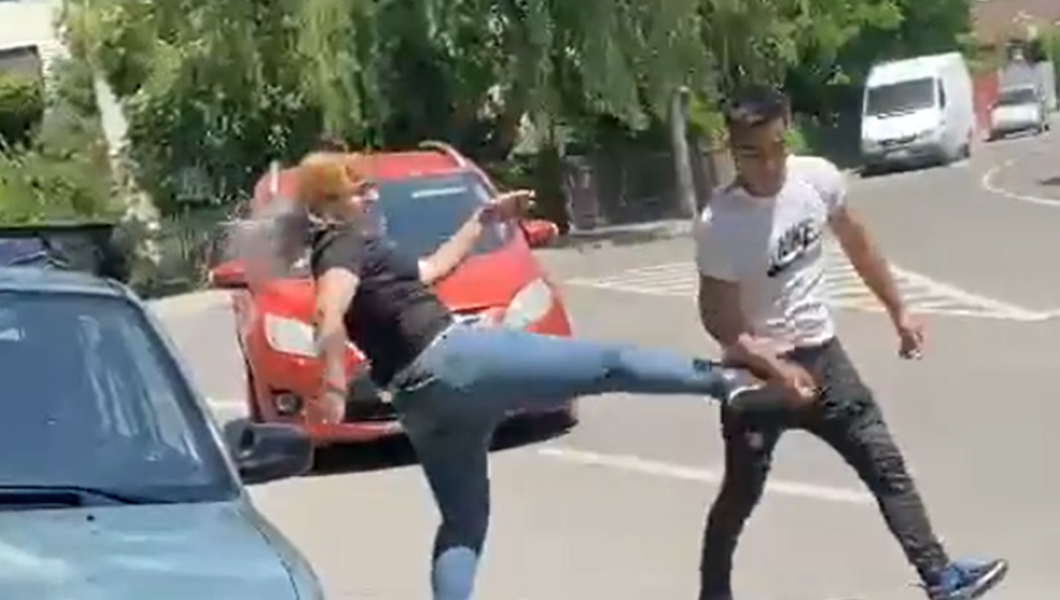 Adolescent bătut de o femeie în Focşani. Tânărul traversase prin loc nepermis – FOTO, VIDEO