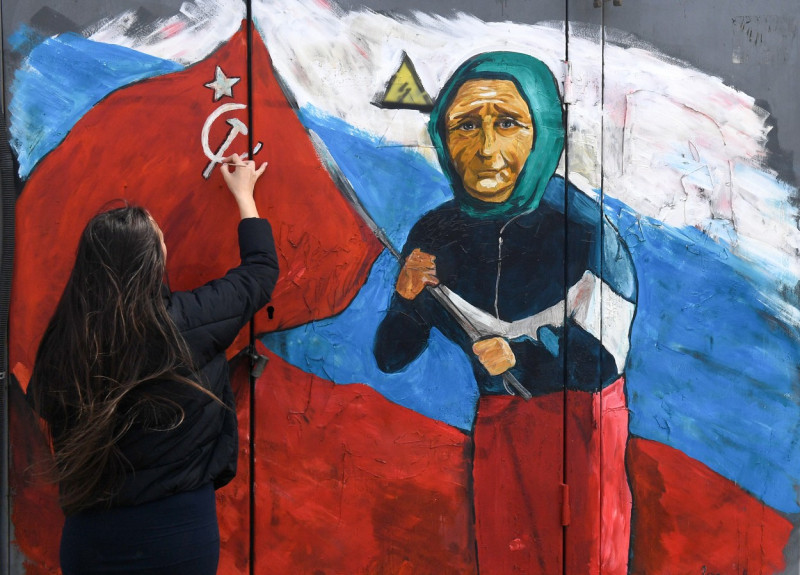 Cum a ajuns o bătrânică din Ucraina un simbol pentru războiul lui Putin