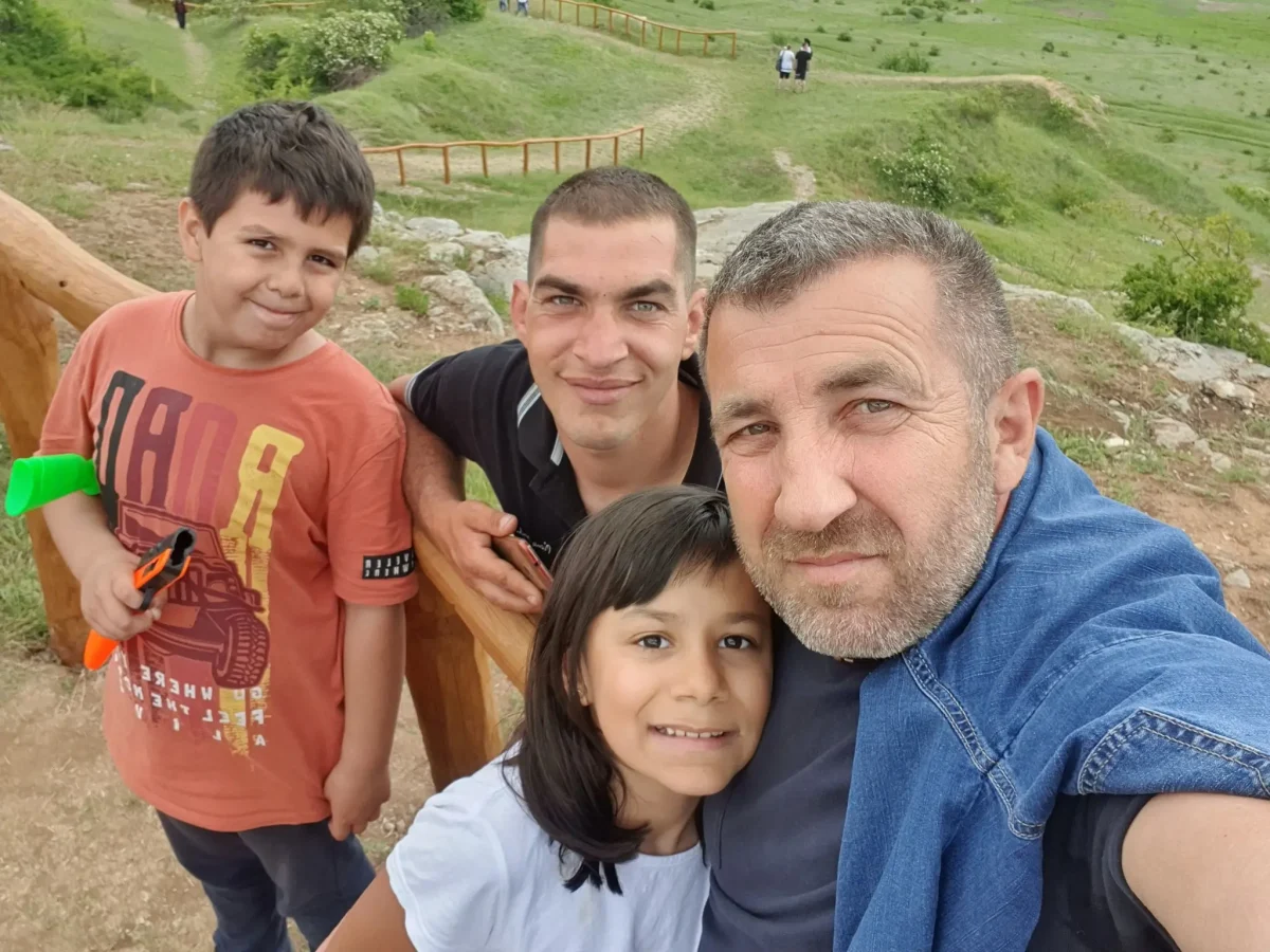 Un bărbat a adoptat un tânăr din Oradea, cu o poveste emoționantă. Totul a devenit viral în mediul online