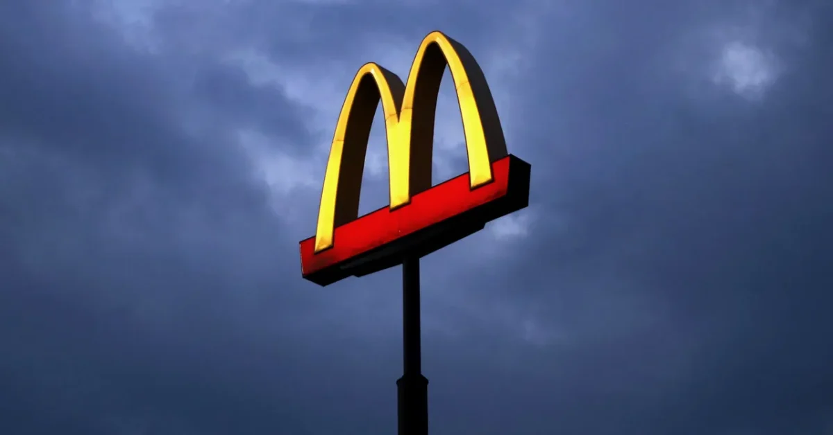 McDonald’s a anunţat că își vinde afacerile din Rusia