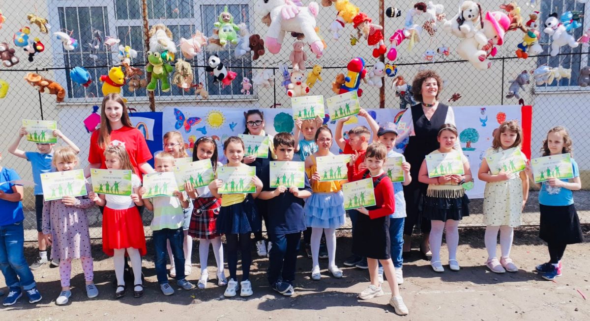 Școala Gimnazială „Veronica Micle” Iaşi, sprijin pentru refugiaţii ucraineni. Un grup de 38 de copii de la un orfelinat a fost primit cu braţele deschise – FOTO
