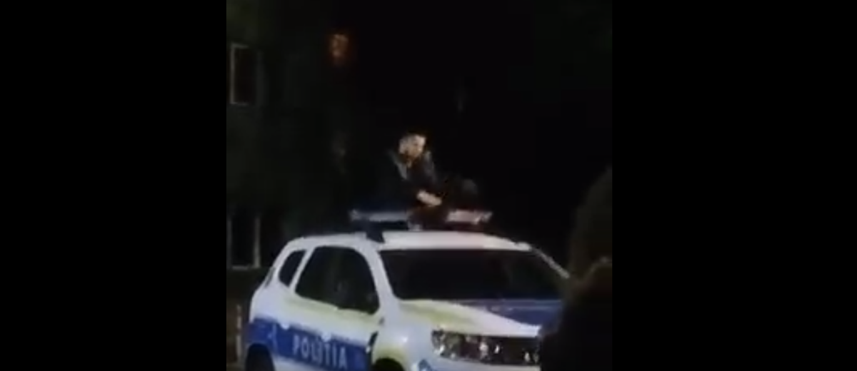 Un tânăr s-a urcat pe mașina de Poliție și a dansat pe manele. IPJ Brașov i-a deschis dosar penal – VIDEO