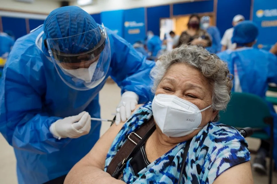 Vaccinarea cu doza patru a început, în România. Cetăţenii pot merge în centrele existente sau la medicii de familie