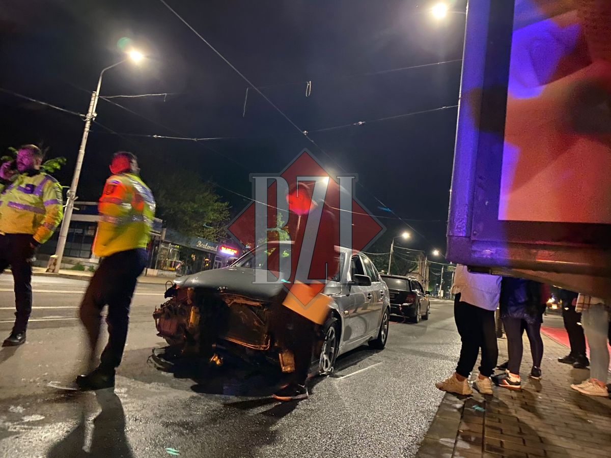 Eminescu, lovit din nou! Un bărbat, la volanul unui BMW a intrat cu mașina în statuia lui Mihai Eminescu de lângă BCU, Iași – EXCLUSIV, FOTO