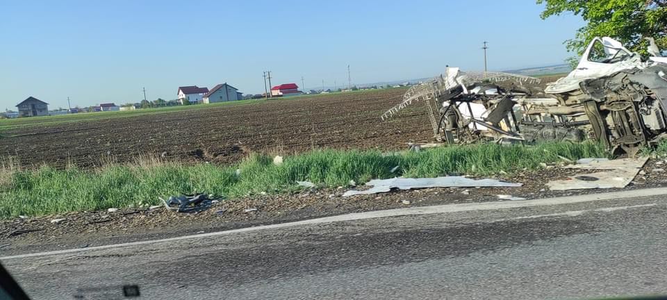 Accident rutier la granița județului Iași! Un TIR s-a răsturnat în urma coliziunii – FOTO