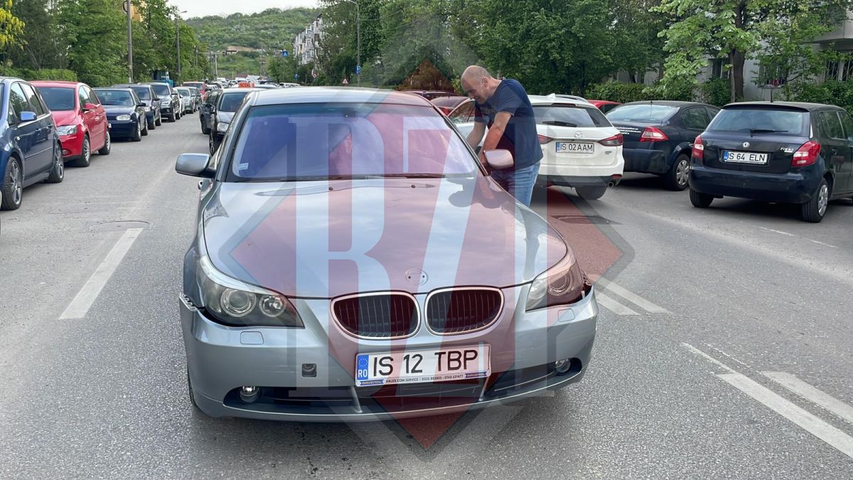Două autoturisme au intrat în coliziune în municipiul Iași. Unul dintre şoferii implicaţi era băut – EXCLUSIV, FOTO