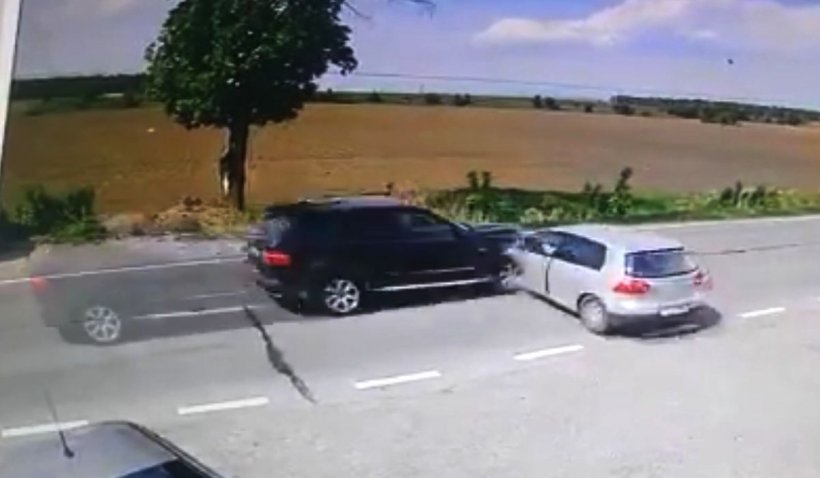 Accident devastator la Timişeşti, judeţul Neamţ. Momentul impactului a fost surprins pe camerele de supraveghere – VIDEO, FOTO