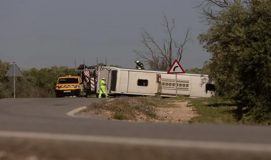 Un autobuz cu muncitori români s-a răsturnat în Spania. Doi oameni au murit, iar alți trei sunt grav răniți – FOTO