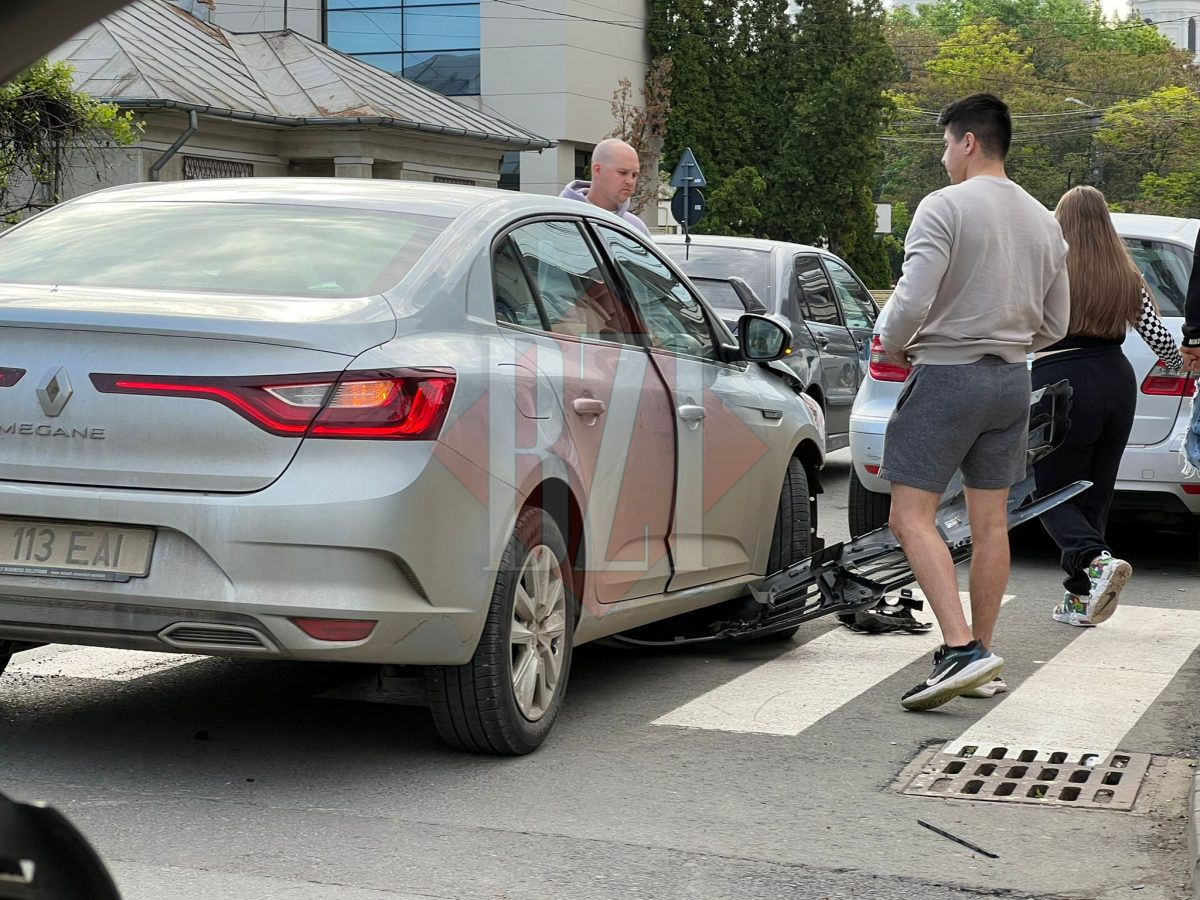 Accident rutier în zona Mitropoliei Iași! Au fost implicate două autoturisme – EXCLUSIV/FOTO