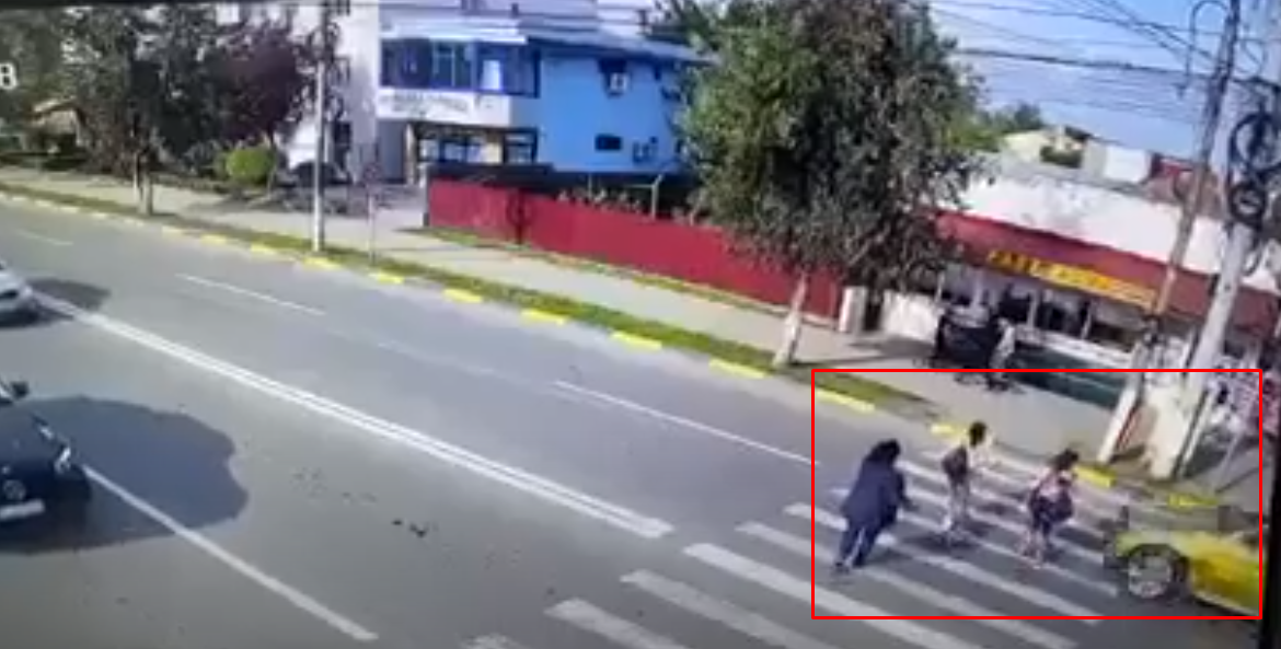 Accident rutier în Galaţi. Două fete, lovite pe trecerea de pietoni de un BMW – FOTO, VIDEO