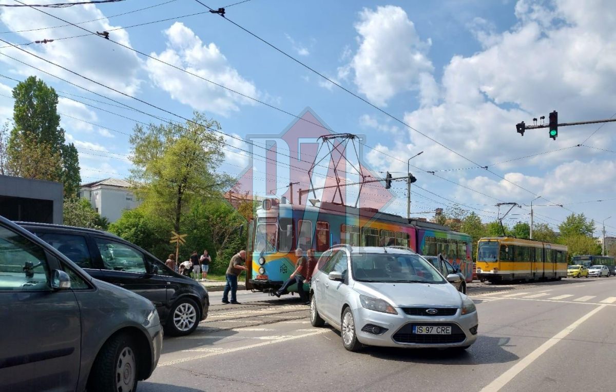 Accident rutier pe bulevardul Nicolae Iorga. Un autoturism a intrat în coliziune cu un tramvai – EXCLUSIV, FOTO