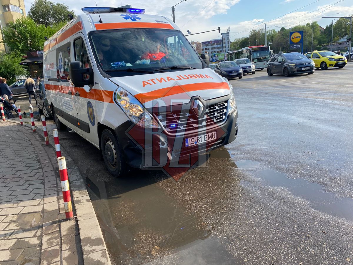 Accident rutier în Nicolina. Tamponare între un autoturism şi o ambulanţă – EXCLUSIV, FOTO