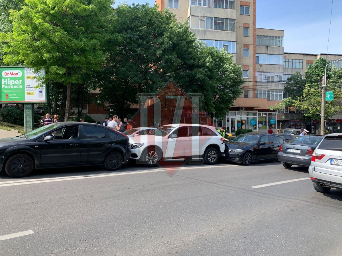 Accident rutier în Podu de Fier. Două persoane au fost rănite, după un carambol cu trei autoturisme – EXCLUSIV, FOTO, VIDEO, UPDATE