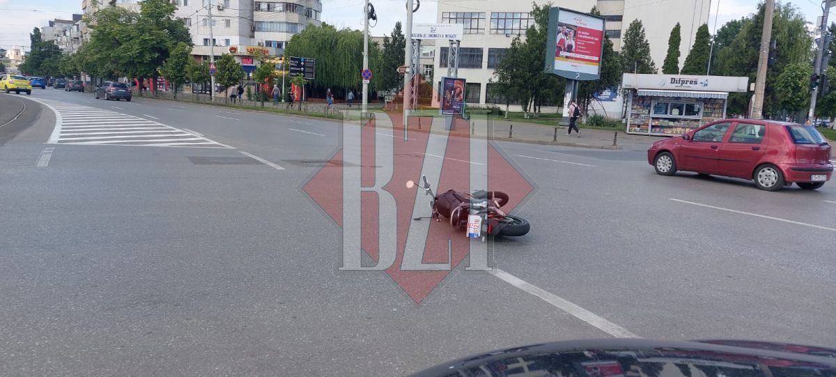 Accident rutier în Podu Roș. O motocicletă şi o mașină, implicate. Şoferul a fugit de la faţa locului – EXCLUSIV, FOTO