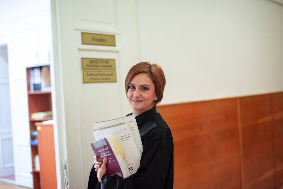 Iată ce spune judecătoarea Adriana Stoicescu: „Pentru că nu mai citim, ne lăsăm influențați de indivizi fundamental idioți, dar care știu să mintă și să fie vocali”