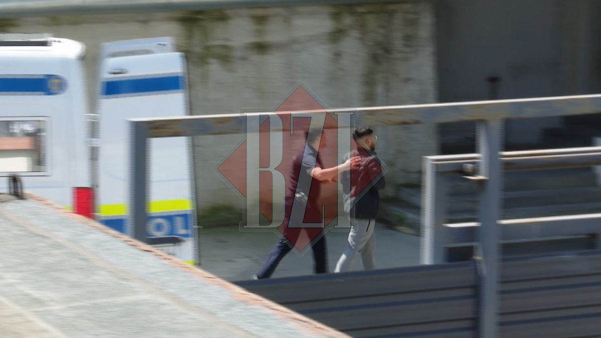 Cum arată criminalul din Moara de Vânt după 5 luni de arest. Astăzi Sami a ieşit la “plimbare” cu duba poliţiei şi a fugit prin curtea Tribunalului din Iaşi (Exclusiv) – FOTO, VIDEO