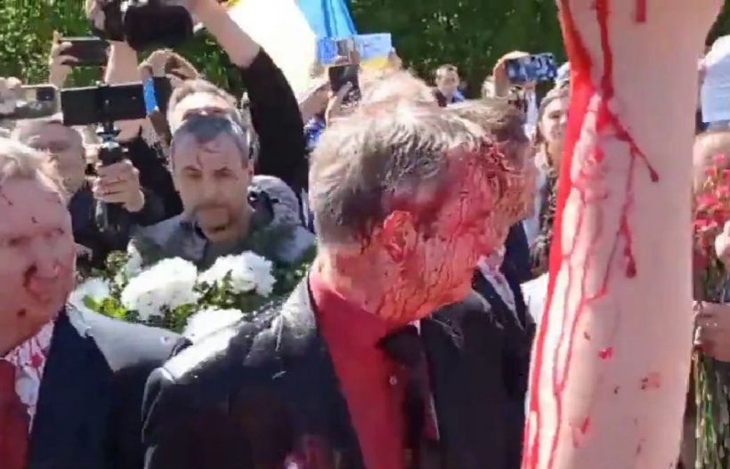 De Ziua Victoriei, ambasadorul Rusiei la Varșovia a fost stropit cu vopsea roșie