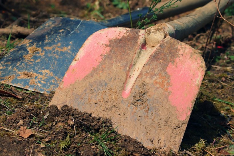 O femeie din Bihor este suspectată că şi-ar fi ucis soţul cu o lopată