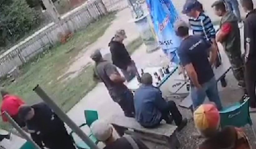 Bătaie cu scaune și cuțite între două familii din Vaslui. Conflictul are la bază invidia pe avere – VIDEO