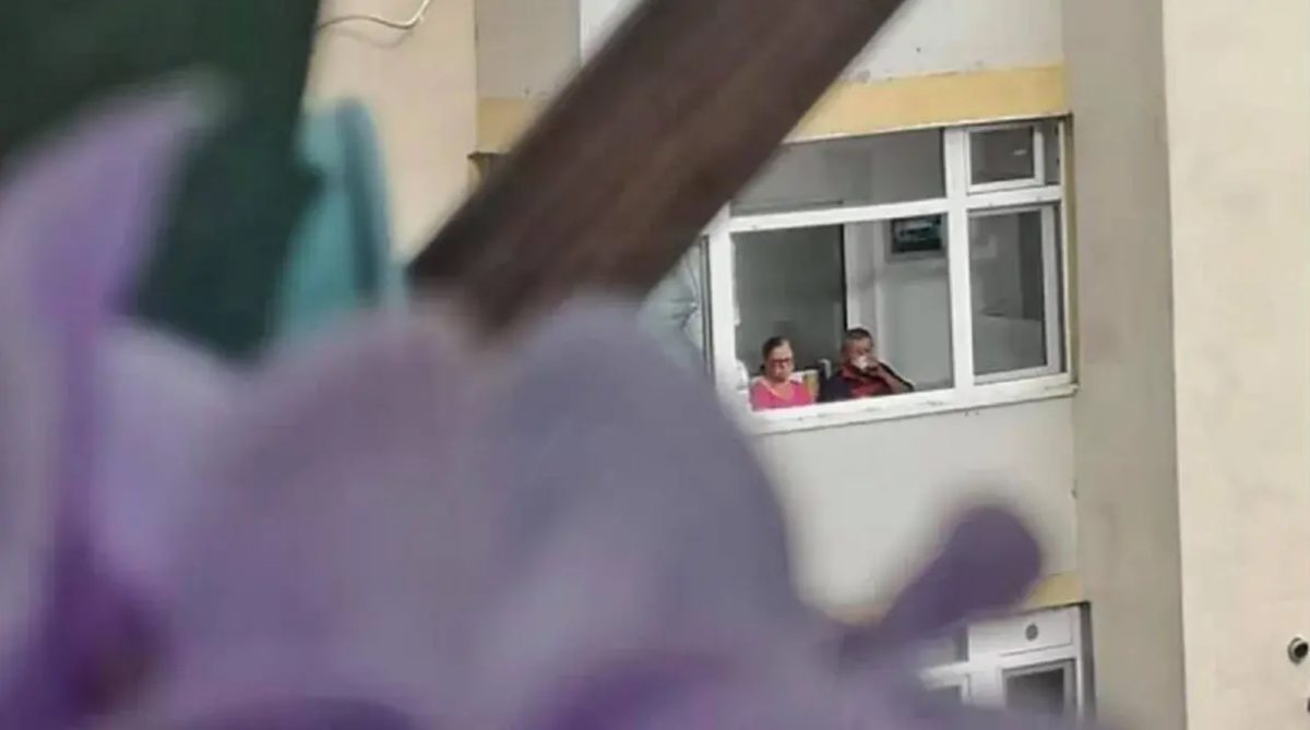 Doi bătrâni care își beau cafeaua în balcon au impresionat foarte multă lume. De câți ani au acest ritual
