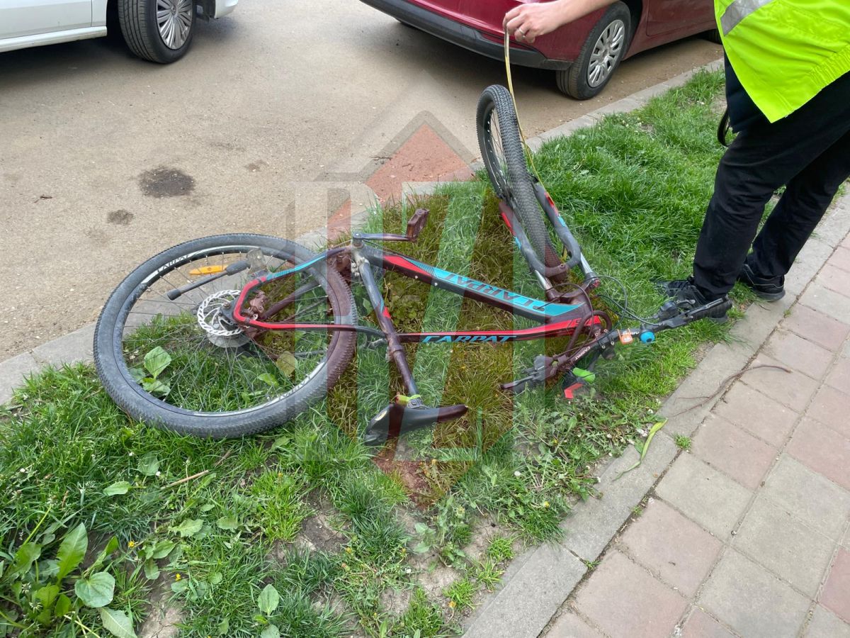 Un biciclist a acroșat un pieton pe Strada Arcu, municipiul Iași. Victima are nevoie de îngrijiri medicale – EXCLUSIV, FOTO