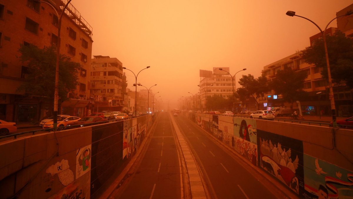Cer portocaliu in Irak ca urmare a unei furtuni de nisip – FOTO, VIDEO