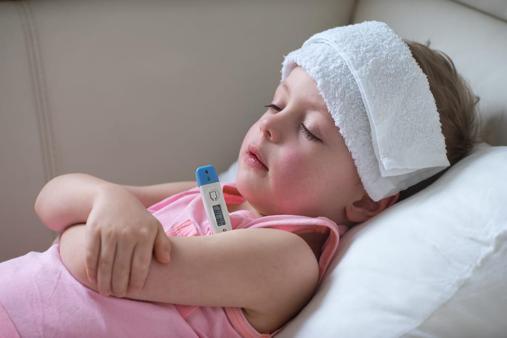 Împachetări pentru înlăturarea febrei la copii. Iată cum se realizează corect