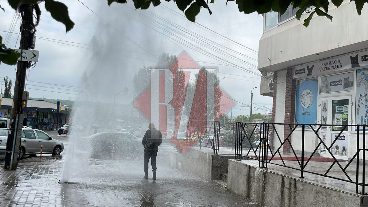 Ţeavă spartă în zona Moara de Foc. Jetul puternic de apă ajunge până la câţiva metri înălţime – EXCLUSIV, FOTO, LIVE VIDEO