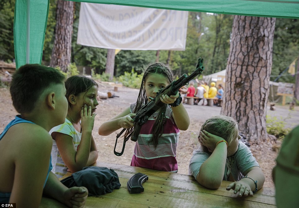 Copiii din Ucraina erau antrenați de militarii Azov să folosească armele incă de la vârste fragede – GALERIE FOTO