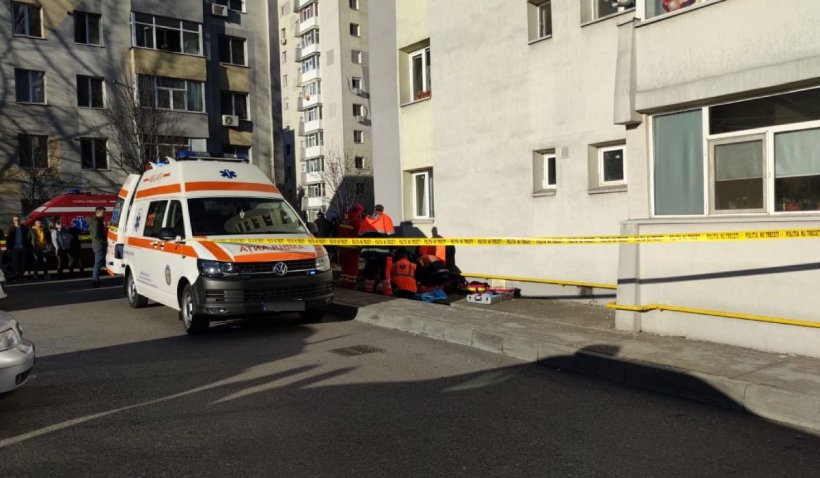 Un copil de un an a căzut de la etajul patru al unui bloc din Petroșani