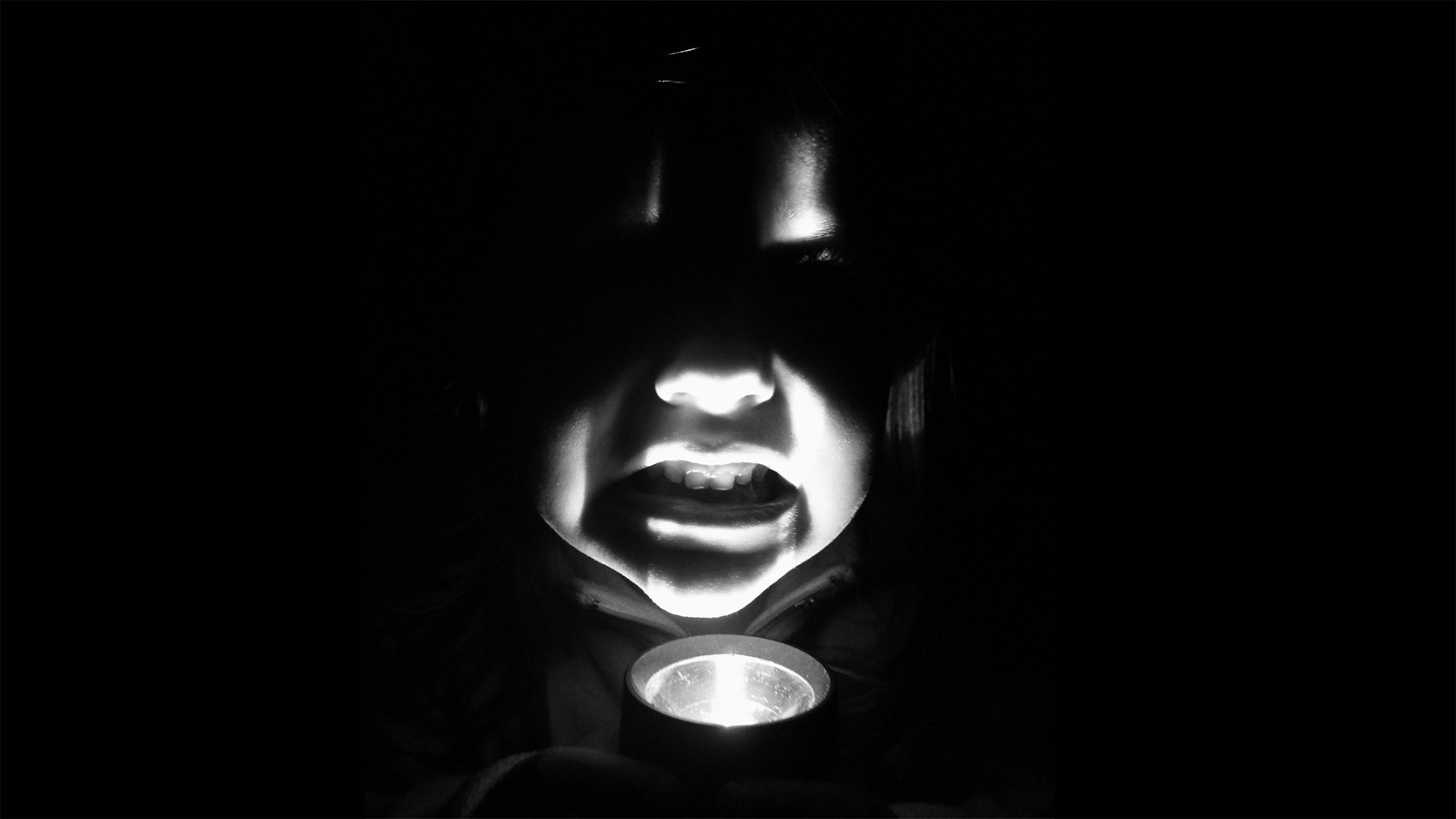 un copil cu lanterna aprinsă sub barbă