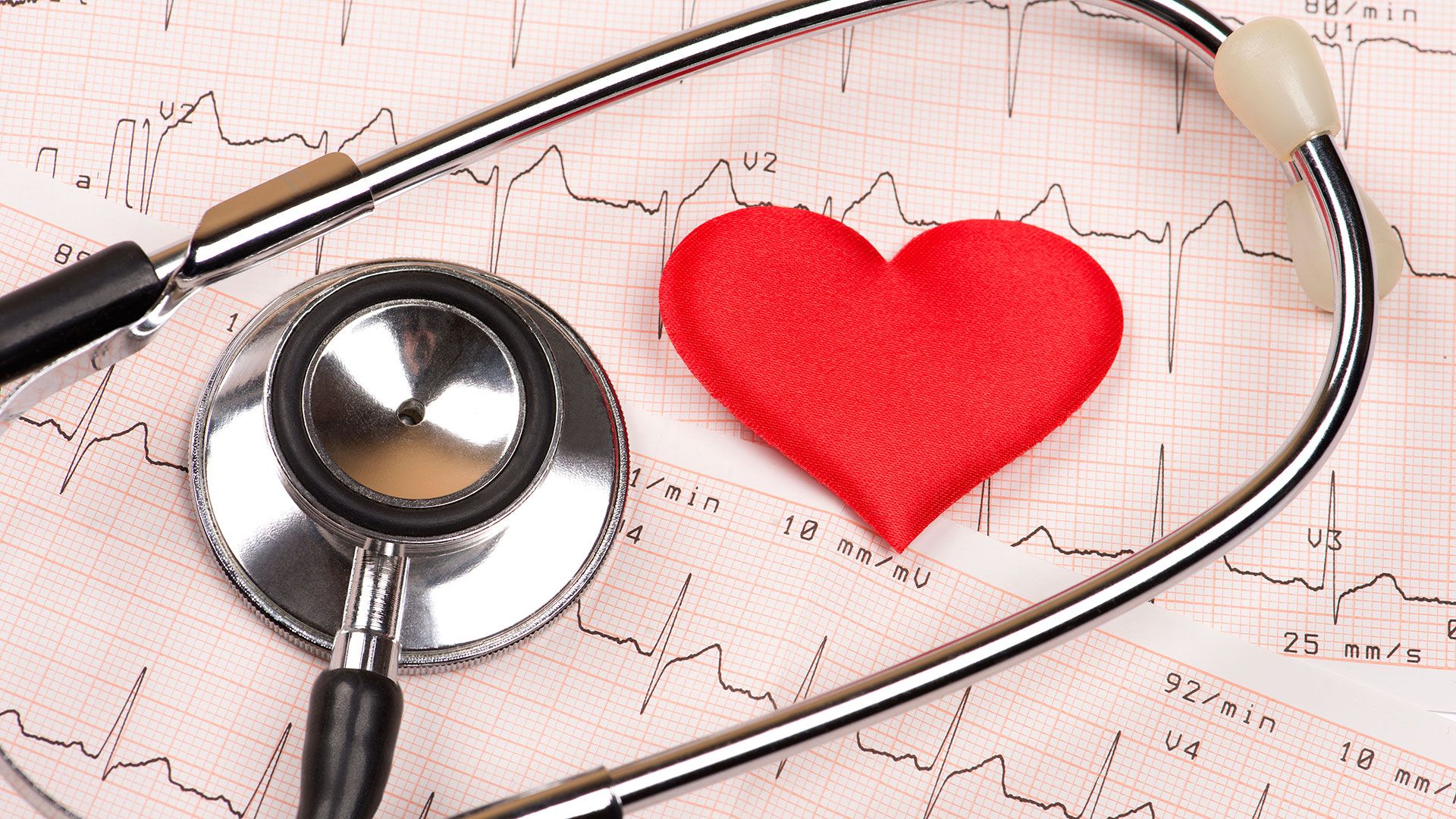 un rezultat ekg, o inimă roșie și un stetoscop