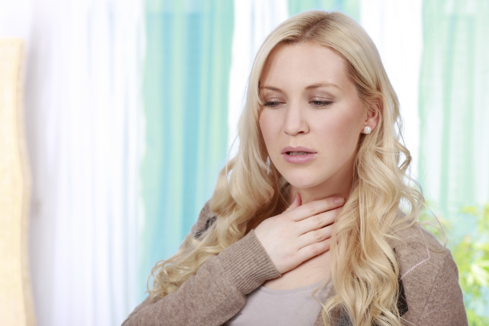 o femeie blondă cu reflux gastroesofagian