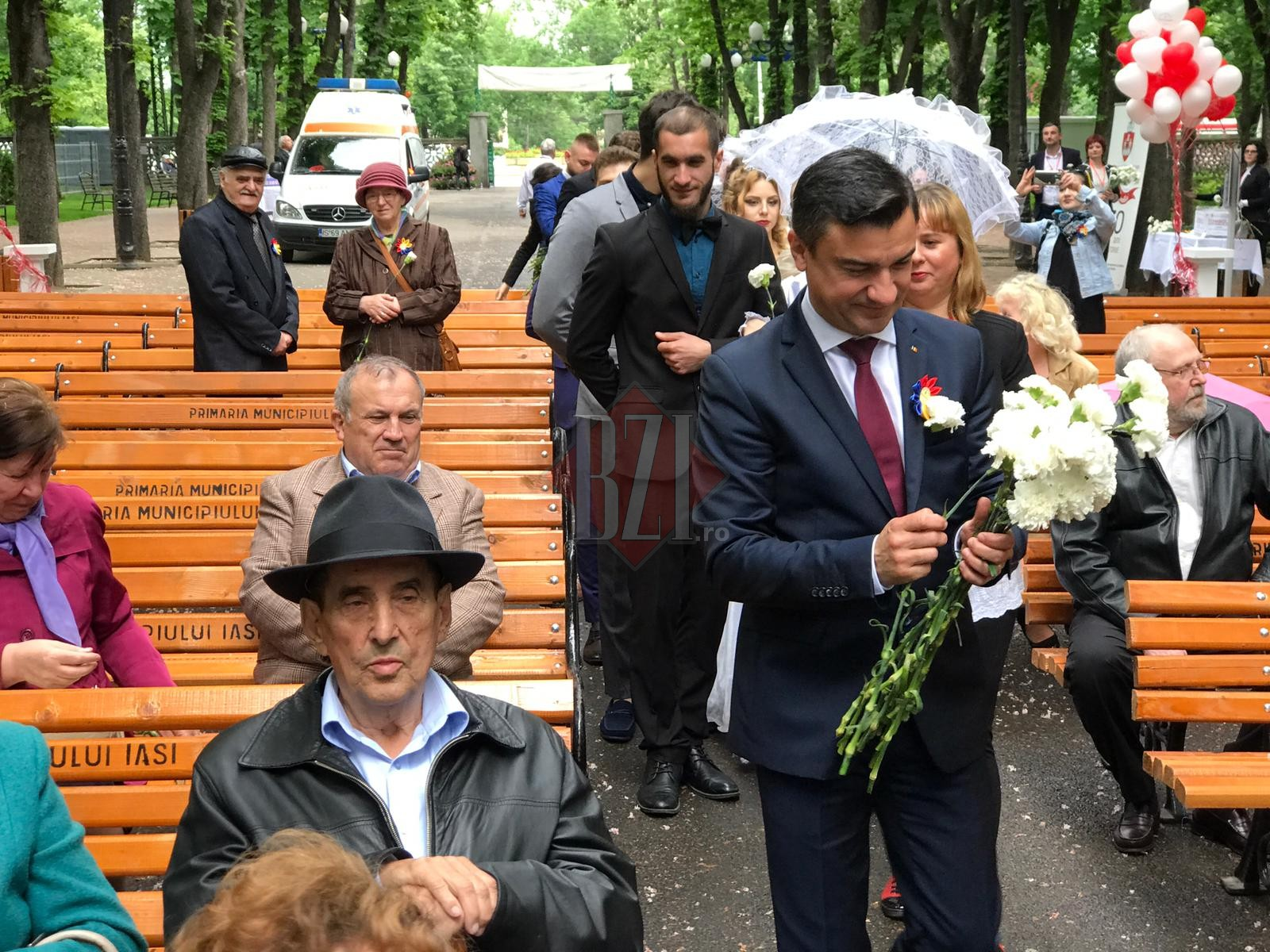  Mihai Chirica are un buchet de flori in mana, mai multe persoane varstnice in jur