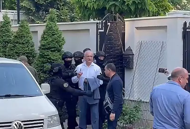 Momentul în care fostul președinte Igor Dodon este scos cu mascații din propria curte și urcat în dubă – VIDEO