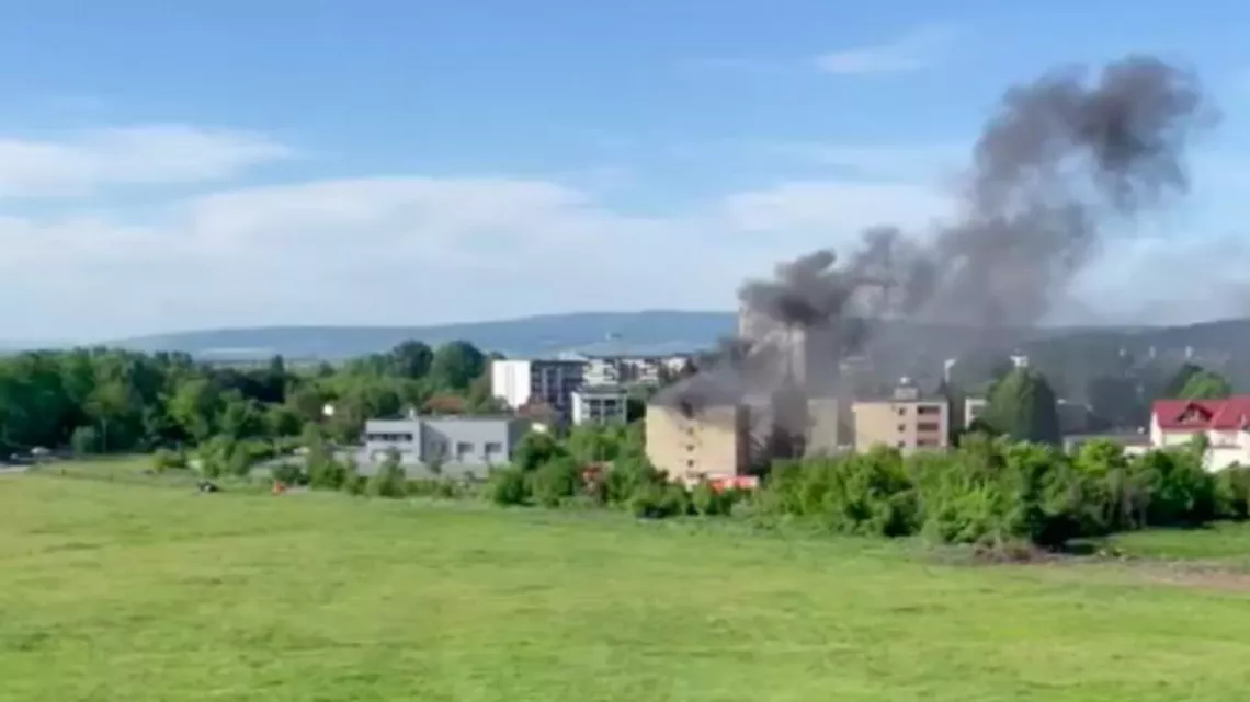 Incendiu violent într-un bloc din Brașov: zeci de oameni sunt evacuați