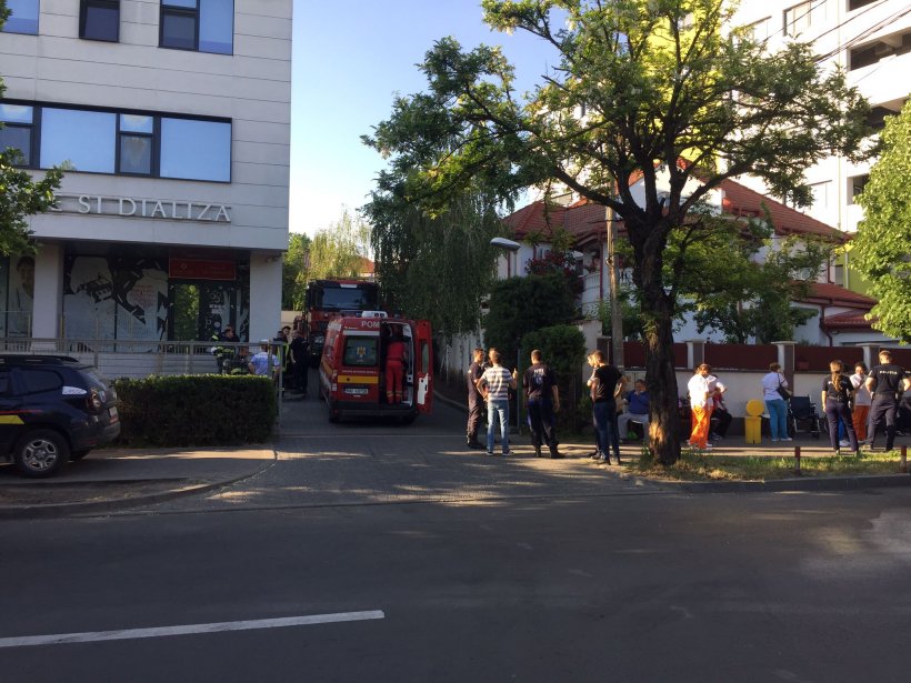 Incendiu într-un centru de dializă: Zeci de pacienți erau internați, pompierii încearcă să stingă focul