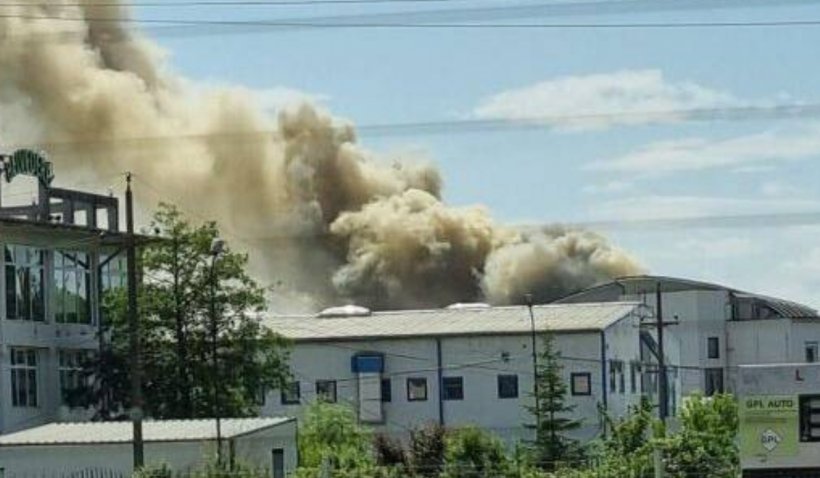 Incendiu puternic la o hală de construcţii din Timişoara