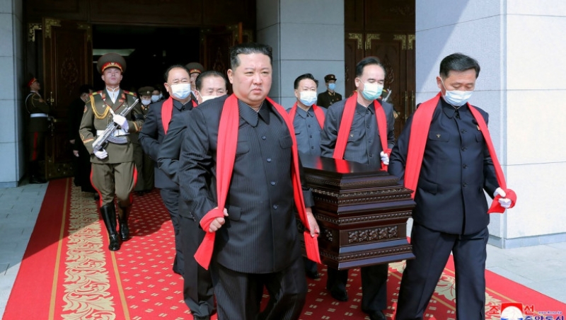 Doliu în Coreea de Nord. Kim Jong Un a purtat sicriul mentorului său – VIDEO