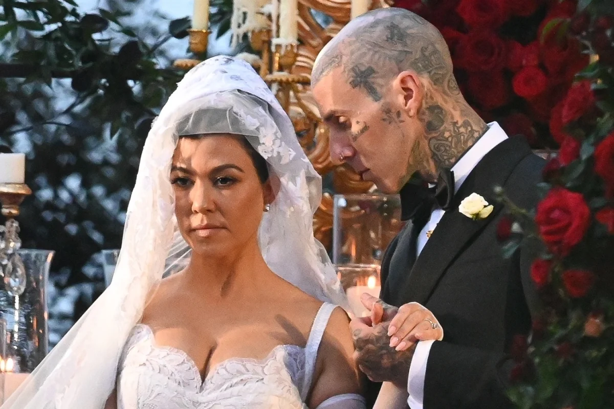 Sora cea mare a lui Kim Kardashian, Kourtney, s-a măritat la 43 de ani. Pe voal a avut brodat chipul Fecioarei Maria