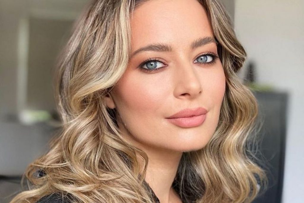 Laura Cosoi, în ipostaze sexy pe Facebook. Frumoasa vedetă se pregătește să revină în televiziune