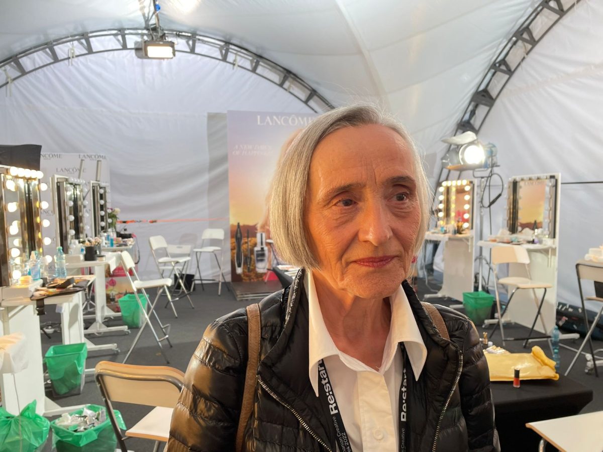 Povestea doamnei Ioana Constantinescu, modelul de 75 de ani care a defilat pe catwalk-ul de la Romanian Fashion Week, din Iași. A prezentat o vestimentație a designerului Lucian Broscățean