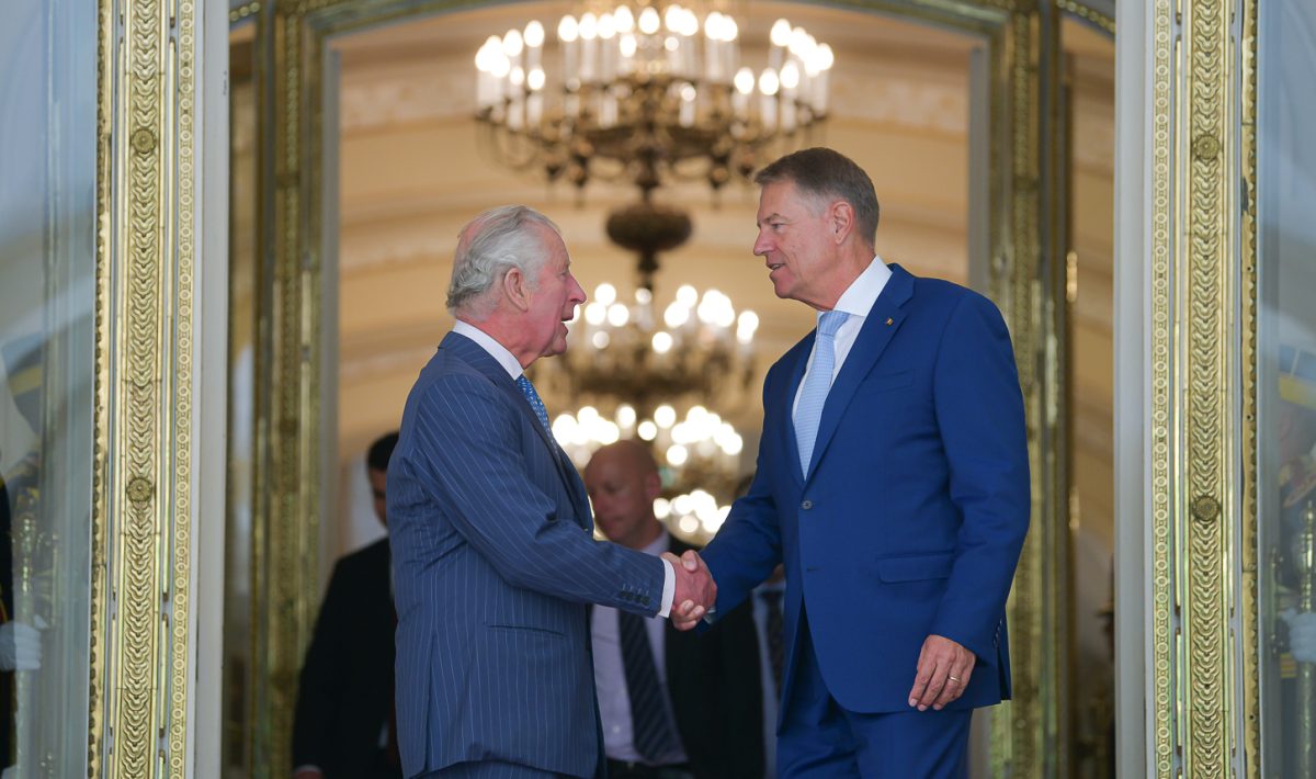 Prințul Charles a fost întâmpinat în România de famiia regală și a avut o întâlnire cu Klaus Iohannis – FOTO
