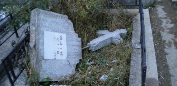 Patru adolescenţi, cercetaţi pentru profanare de morminte